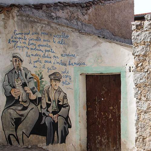 Deux hommes peint sur le mur d'une maison